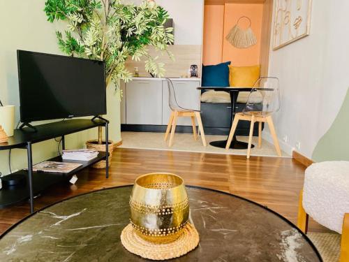 una sala de estar con una mesa con un sombrero en ''Chichi 2'' Chez Paule Superbe appartement en plein coeur de Sète en Sète