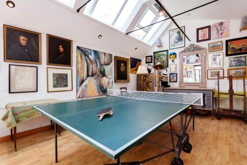 Instalaciones para jugar al ping pong en Veeve - The Gallery of Colour o alrededores