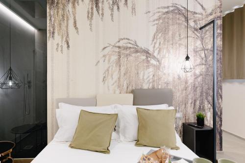 普利亞區格拉維納的住宿－Sotto Casa B&B，一间卧室配有带白色枕头的床
