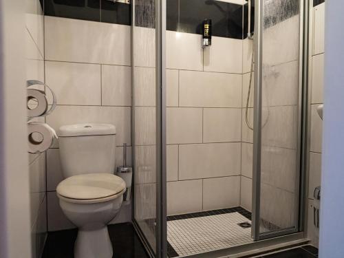 a bathroom with a toilet and a shower at Hotel Stadion Stadt in Hamburg