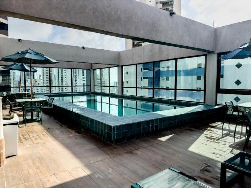 uma grande piscina no topo de um edifício em Flat em Boa Viagem Rooftop 470 Conforto e Localização privilegiada no Recife