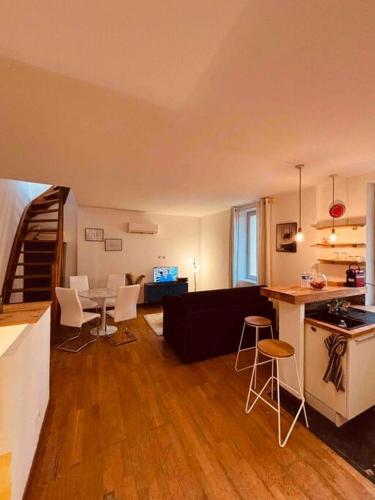 cocina y sala de estar con mesa y sillas. en Sublime Rooftop Cinq-Avenues Longchamp en Marsella