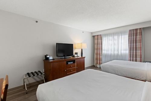 Letto o letti in una camera di Country Inn & Suites by Radisson, Saskatoon, SK