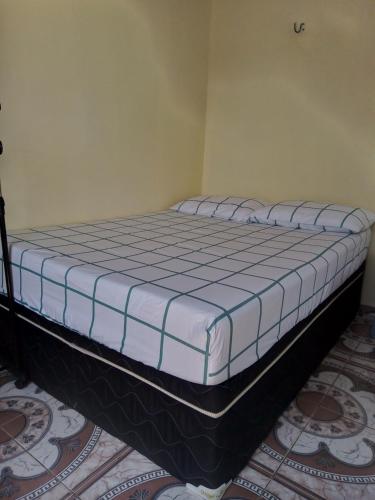 Cama ou camas em um quarto em Apartamentos no Farol Velho