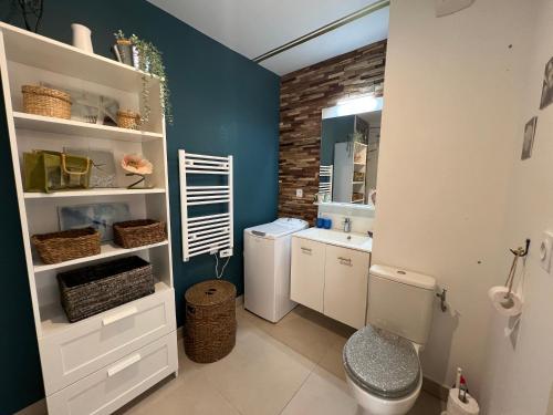 une salle de bain avec toilettes et lavabo dans l'établissement Très bel appartement pour 3 avec piscine, à La Londe-les-Maures