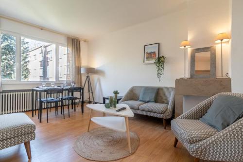 uma sala de estar com um sofá, cadeiras e uma mesa em Vieux Lille Bright fully-equipped apartment! em Lille