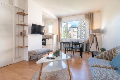 uma sala de estar com um sofá e uma mesa em Vieux Lille Bright fully-equipped apartment! em Lille