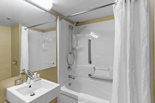 Bagno di Country Inn & Suites by Radisson, Saskatoon, SK