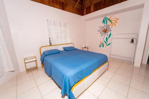 1 dormitorio con 1 cama con manta azul en Belle Air Seaview (2 BDRM 2 King), en Runaway Bay