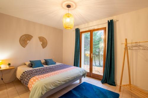 a bedroom with a bed and a window at Maison conviviale in Nadaillac