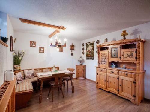eine Küche mit einem Tisch und einem Esszimmer in der Unterkunft Ferienwohnung Felicitas by Appartementhaus Theresia in Bad Mitterndorf