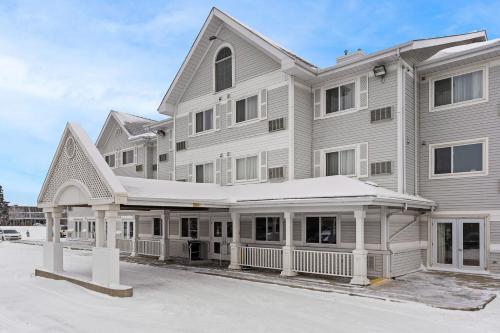 un grande condominio con un ampio portico di Country Inn & Suites by Radisson, Saskatoon, SK a Saskatoon