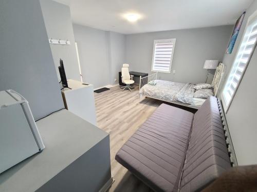 ein kleines Wohnzimmer mit einem Sofa und einem Schreibtisch in der Unterkunft Spacious room in downtown Ottawa. Room #1 in Ottawa