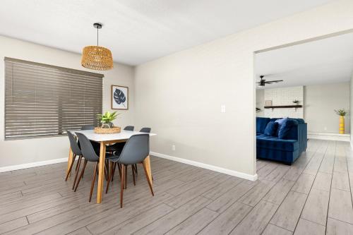a dining room with a table and chairs and a blue couch at Casa Azul in Mesa