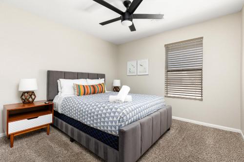 a bedroom with a bed and a ceiling fan at Casa Azul in Mesa