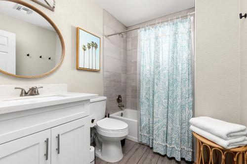a bathroom with a sink and a toilet and a mirror at Casa Azul in Mesa