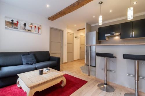 un salon avec un canapé et une cuisine dans l'établissement Vieux Lille - Appart lumineux avec cachet ! 2pers, à Lille