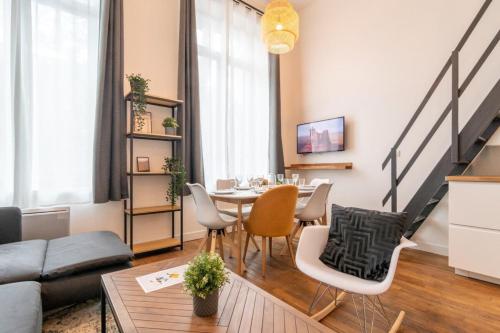 sala de estar con mesa y sillas en Bright 3-bedroom 2-bathroom flat., en Lille