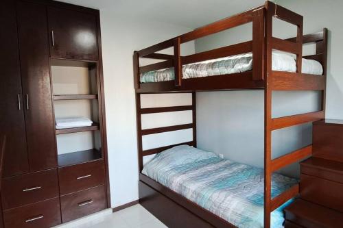 Katil dua tingkat atau katil-katil dua tingkat dalam bilik di Depa 68 Con Terraza y Vista a la Ciudad