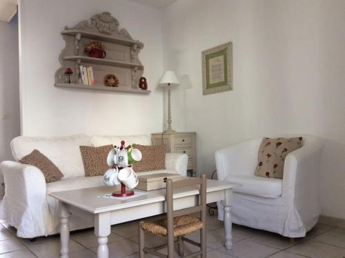 un salon avec un canapé, une table et des chaises dans l'établissement Le gîte de Cathy-Charmant cottage en centre-ville, à Vannes