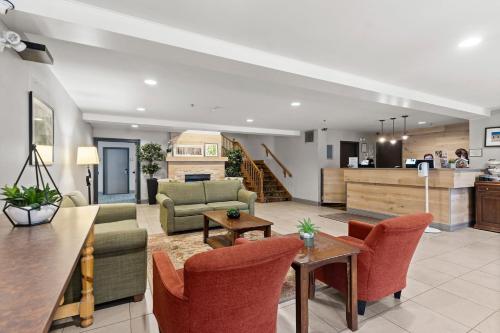 Area soggiorno di Country Inn & Suites by Radisson, Saskatoon, SK