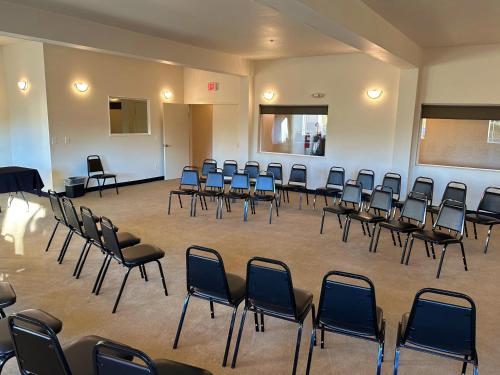 a room with chairs and a chalkboard in a classroom at Peppermill Empress Inn in Centralia