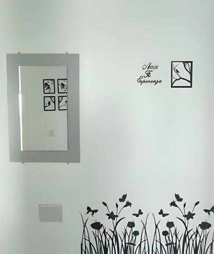 a wall with a window and some plants at GURUS FR | Elegante Apartamento en parque acuático Dosquebradas in Dosquebradas
