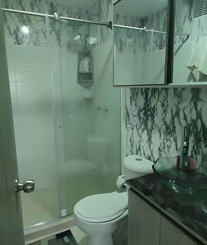 a bathroom with a toilet and a shower and a sink at GURUS FR | Elegante Apartamento en parque acuático Dosquebradas in Dosquebradas