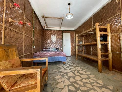 Lalao的住宿－Voodoo House，一间带两张双层床和一张沙发的卧室