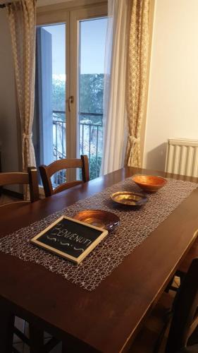 a wooden table with a sign on top of it at via Cappuccini 2b - soggiorna in centro a Gorizia con ascensore in Gorizia