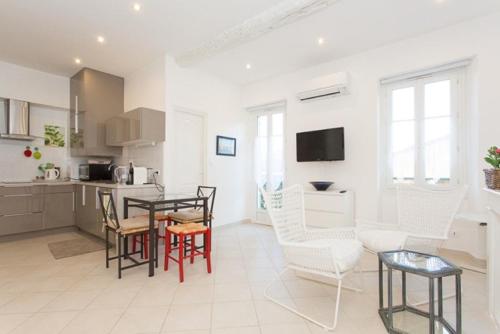 een keuken en een woonkamer met een tafel en stoelen bij Mont Chevalier by Welcome to Cannes in Cannes