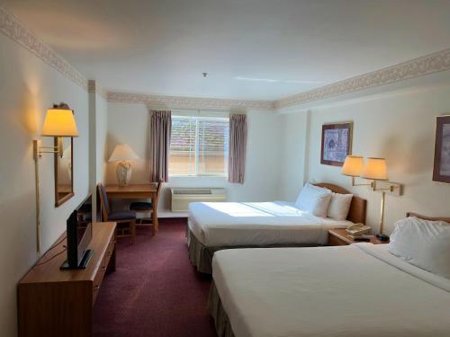 Postel nebo postele na pokoji v ubytování Peppermill Empress Inn