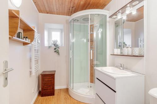 a bathroom with a shower and a sink at Beauregard - Jolie maison - Vue sur Rance - 4 pers in Saint-Jouan-des-Guérets