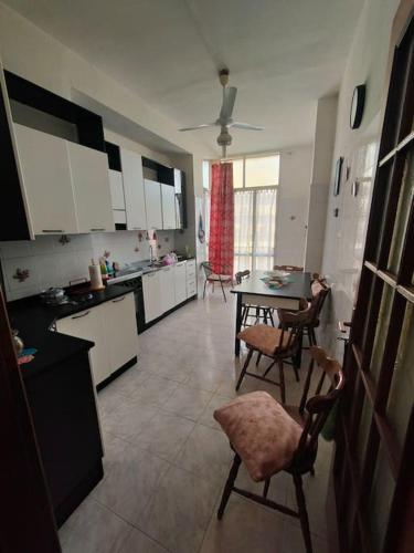 uma cozinha com mesa e cadeiras num quarto em Casa zia Maria em Priolo Gargallo