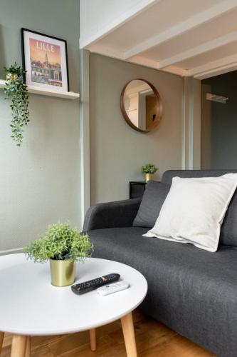 un salon avec un canapé et une table dans l'établissement Studio fonctionnel à 3 min du métro, à Lille