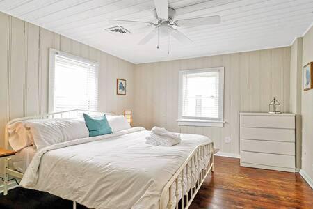 Un dormitorio con una cama y un ventilador de techo. en Beachwalk #2 8 minute walk to the Beach, en Virginia Beach