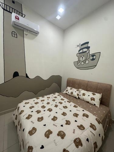 班台的住宿－Pantai Remis Bear Homestay，卧室配有一张挂在墙上的熊床