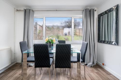 Posezení v ubytování Skyvillion-STEVENAGE Amazing 3Bed House, Garden, Free Off Street Parking for 2 Cars, WiFi