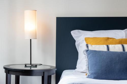 - un lit avec une lampe sur une table à côté d'un oreiller dans l'établissement Vieux Lille - Large modern and functional studio, à Lille