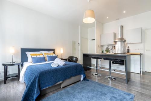 une chambre avec un lit et un bureau et une cuisine dans l'établissement Vieux Lille - Large modern and functional studio, à Lille