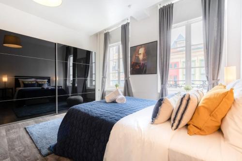 une chambre avec un lit et une grande fenêtre dans l'établissement Vieux Lille - Large modern and functional studio, à Lille