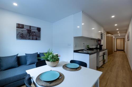ein Wohnzimmer mit einem blauen Sofa und einem Tisch in der Unterkunft Live in Aveiro in Aveiro