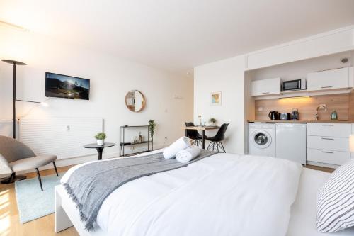 ein weißes Schlafzimmer mit Bett und Küche in der Unterkunft Close to the city centre - Appartment confortable in Lille