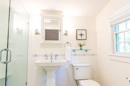 y baño con lavabo, aseo y ducha. en Walk to Joshua Pond Beach & Downtown, en Barnstable