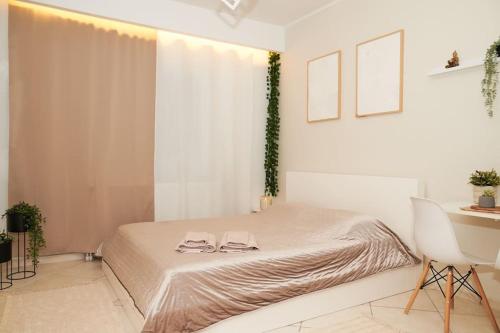 a bedroom with a bed with two towels on it at Florina Modern Studio in Florina