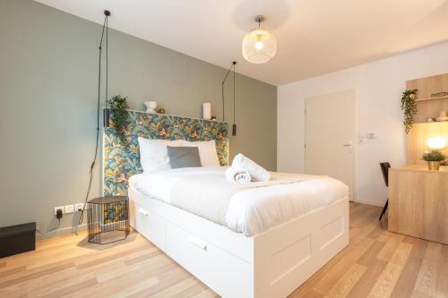 1 dormitorio con 1 cama blanca grande en una habitación en Wazemmes - Functional studio with parking space!, en Lille