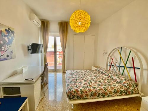 ローマにあるHome in Trastevereのベッドルーム1室(ベッド1台、黄色のシャンデリア付)