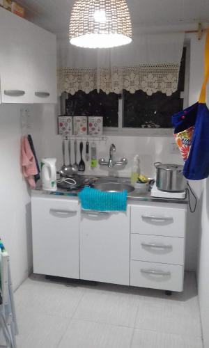 uma cozinha com um lavatório e uma bancada em Cabaña de playa em Balneario Buenos Aires