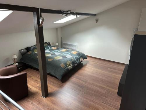 - une chambre avec un lit dans un dortoir doté de parquet dans l'établissement Un petit cocon de tranquillité, à Mulhouse