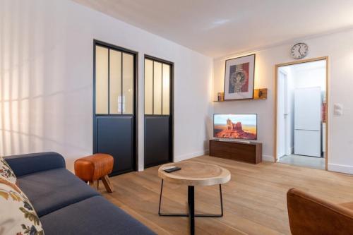 un salon avec un canapé et une table dans l'établissement Vieux Lille - Superbe appartement 2ch 5pers, à Lille